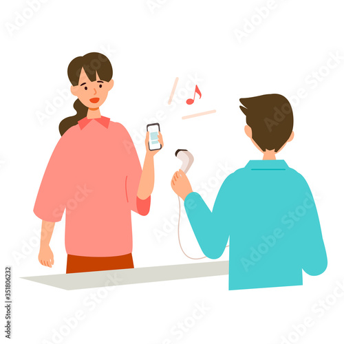 【新しい生活様式】スマートフォンでキャッシュレス決済をする女性