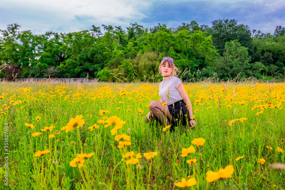 Jeune fille dans un champs de fleurs jaunes Jeune fille dans un champs de fleurs jaunes