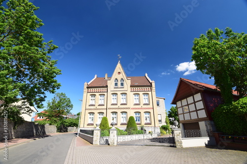 Dorfstraße in Schulenburg mit hübschem Bauernhaus photo