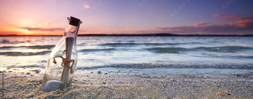romantic sunset at the beach with bottle with a message - obrazy, fototapety, plakaty 
