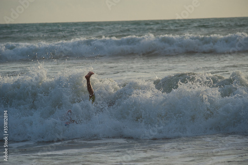 Foto Funny moment: the surfer fell from the board into the waves