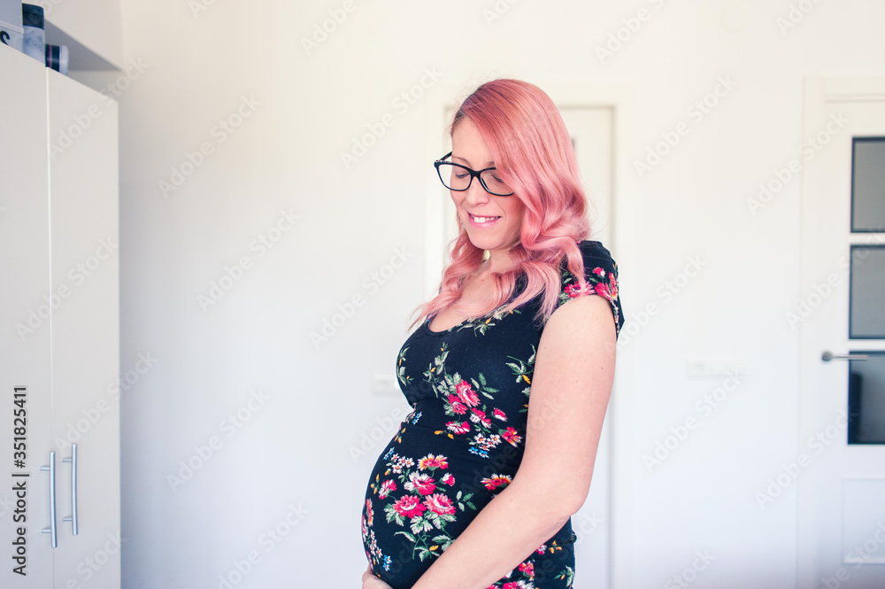 Retrato mujer embarazada con el pelo rosa