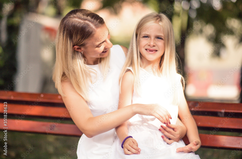 Naklejka premium Mother's love is the strongest.