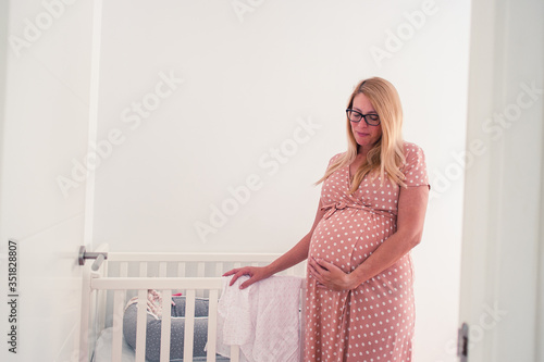 Retrato mujer embarazada habitación bebé