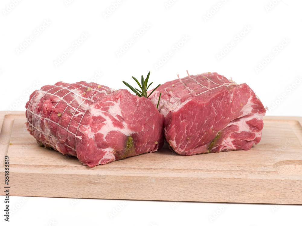 roti de porc cru farci aux fines herbes sur planche à découper roti de porc cru farci aux fines herbes sur planche à découper