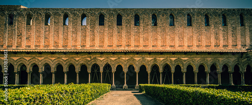 Kreuzgang im Benediktinerkloster von Monreale photo