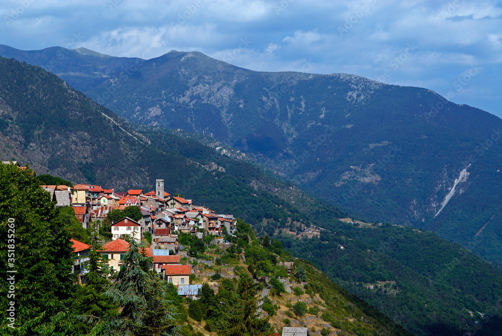 Paysage avec le village perché de Venanson dans le haut pays niçois dans les Alpes Maritimes en France