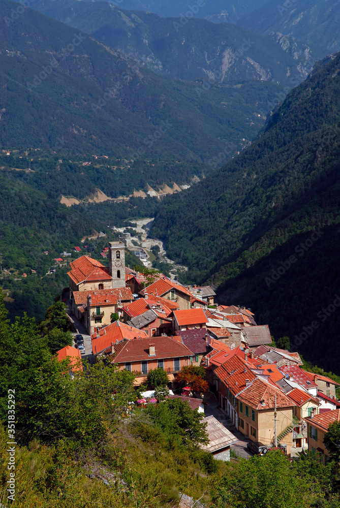 Paysage avec le village perché de Venanson dans le haut pays niçois dans les Alpes Maritimes en France