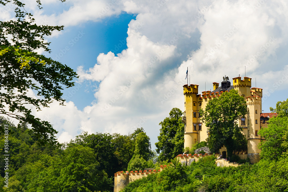 Schloss Hohenschwangau (Geburtsort König Ludwig II. von Bayern) vor weißblauem Sommerhimmel