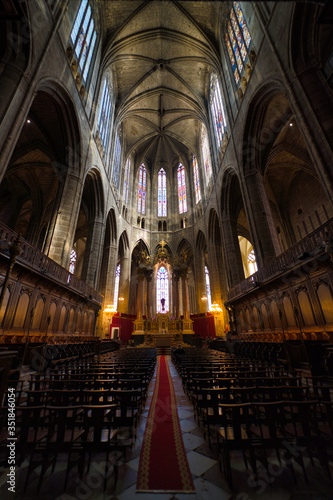 Panoramica interior de la catedral de Narbonne  France.