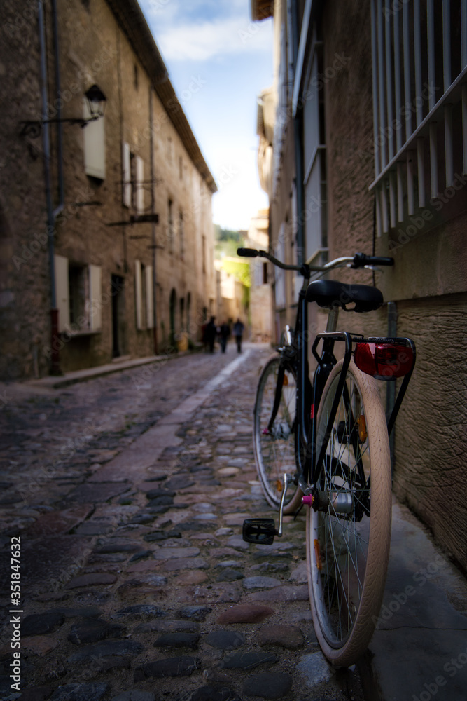 Bicicleta aparcada en la calle. Lagrasse, France.