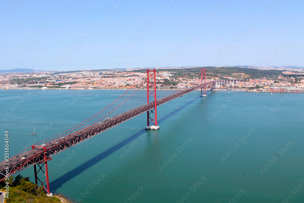 Arquitectura del gran puente rojo 25 de abril en Lisboa, Portugal Arquitectura del gran puente rojo 25 de abril en Lisboa, Portugal