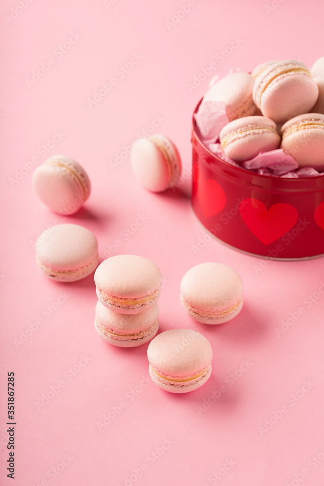 Obraz premium Pink macaroons in red gift box