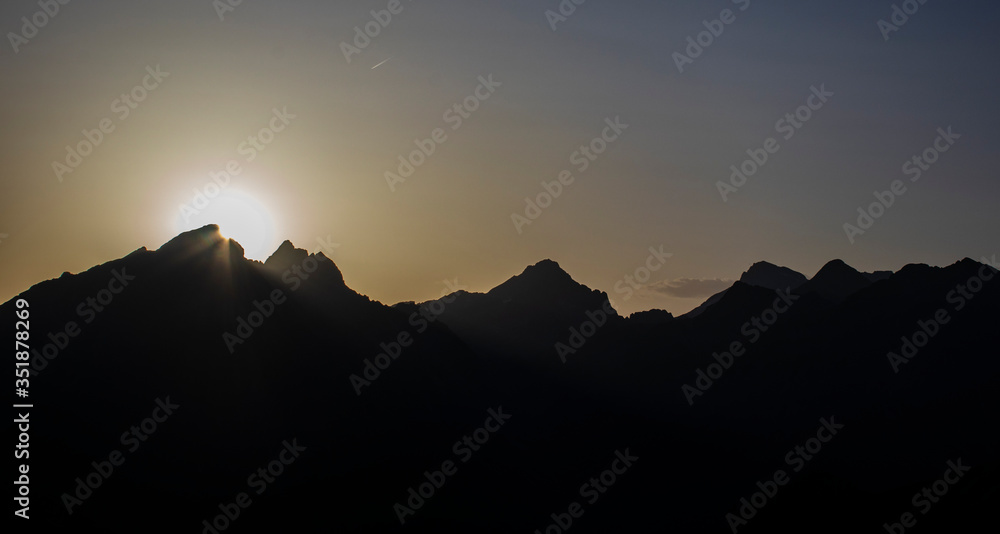 Montagne au lever soleil