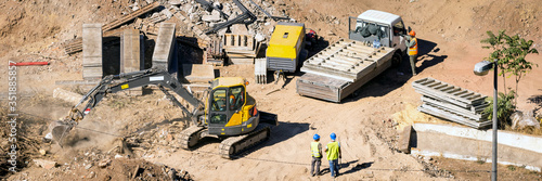 Obraz na płótnie Construction site with special machinery and workers w salonie