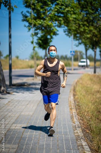 Atleta corriendo con una mascarilla.