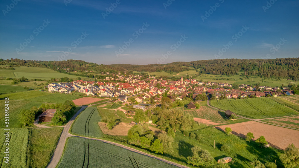 Ein Luftbild von Gültlingen bei Wildberg, Schwarzwald, Deutschland - obrazy, fototapety, plakaty 