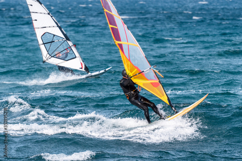 Dos hombres senior navegan en paralelo con sus tablas de windsurf en Pozo Izquierdo. Gran Canaria