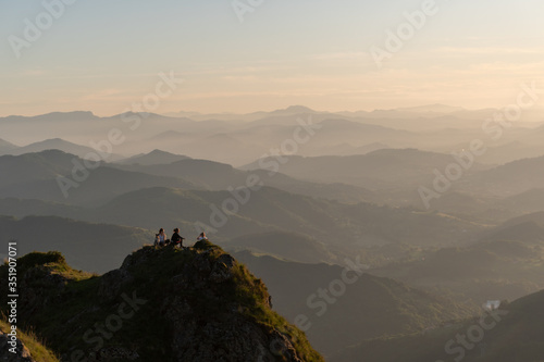 bonito atardecer con montañas detrás