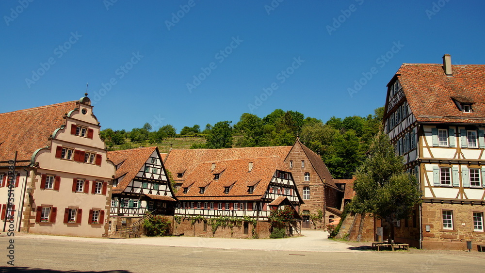 malerische alte Gebäude im Klosterhof von Maulbronn unter blauem Himmel malerische alte Gebäude im Klosterhof von Maulbronn unter blauem Himmel
