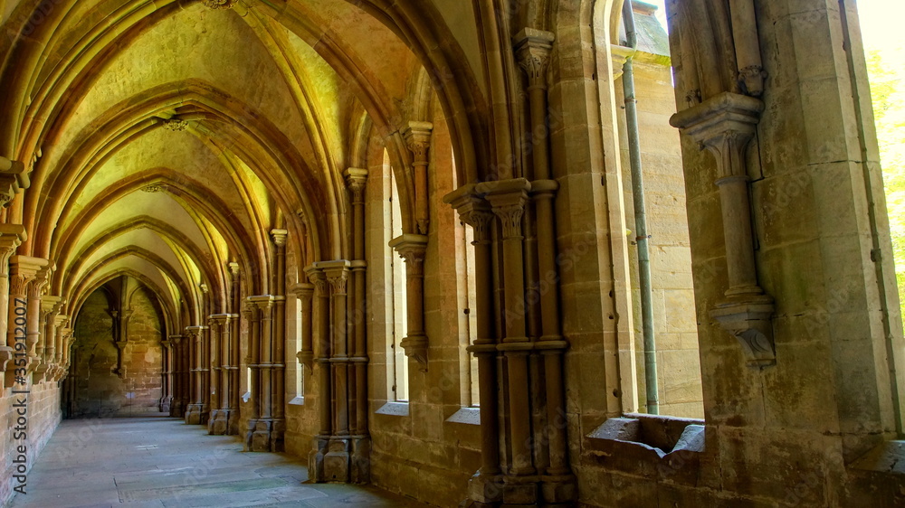 gotischer Kreuzgang im Kloster Maulbronn mit Bogen und Fenster zum Innenhof