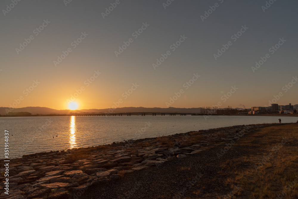 Fototapeta premium 湖岸の日の出