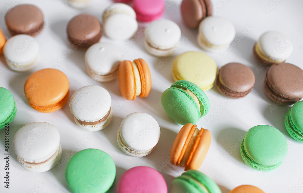 Obraz premium Confectionery French almond flour pasta dessert. Bright colorful dessert.