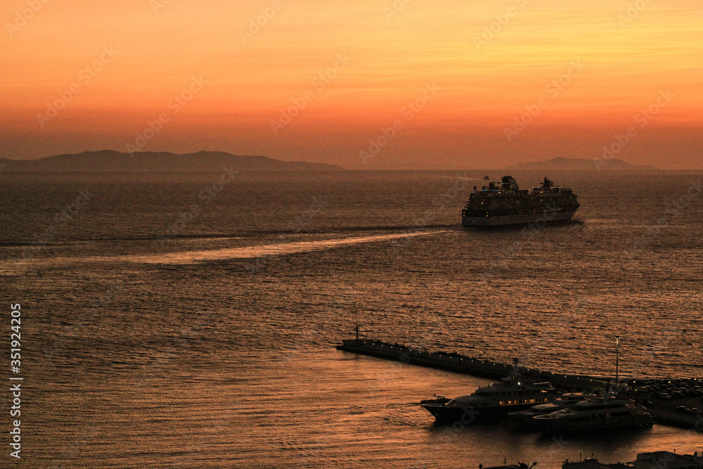 Obraz premium Leaving cruise
