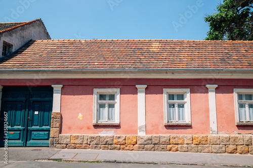 Old town pink house in Szentendre, Hungary © Sanga