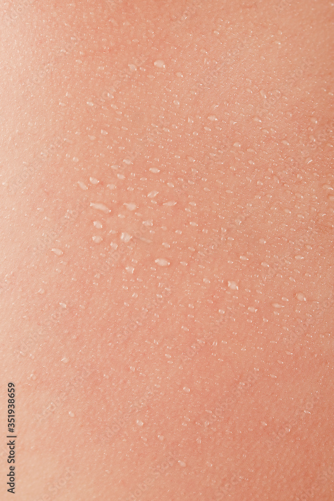Fototapeta premium detalle de piel blanca con gotas de agua