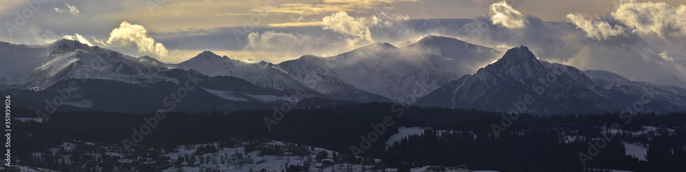 Panorama Tatry Zakopane Zima - widok na Kasprowy Wierch i Giewont - obrazy, fototapety, plakaty 