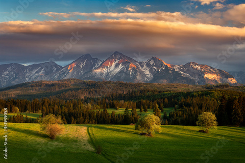 Foto Beautiful spring sunset at Tatra mountains in Poland
