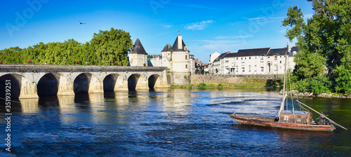Panoramica ribera del rio Vienne y puente de Enrique IV en Chatellerault, Francia photo