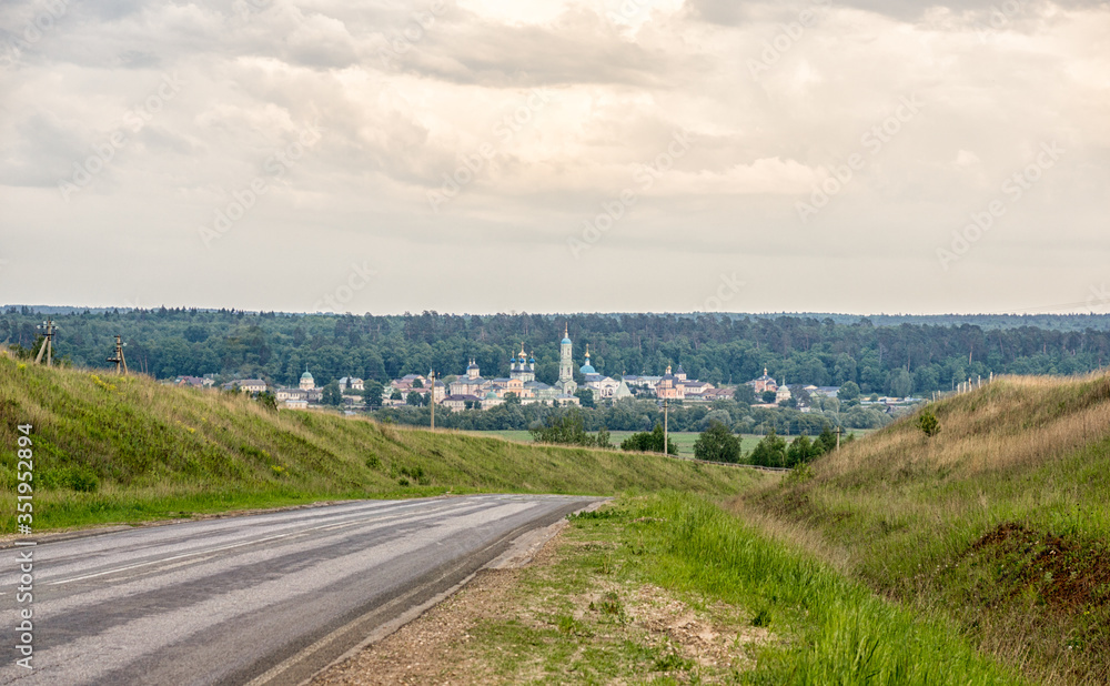 Obraz premium the road to the Orthodox monastery of the Optina Hermitage in Kozelsk, Kaluga region