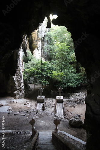 Fotografie Escalier d'une grotte à Battambang, Cambodge