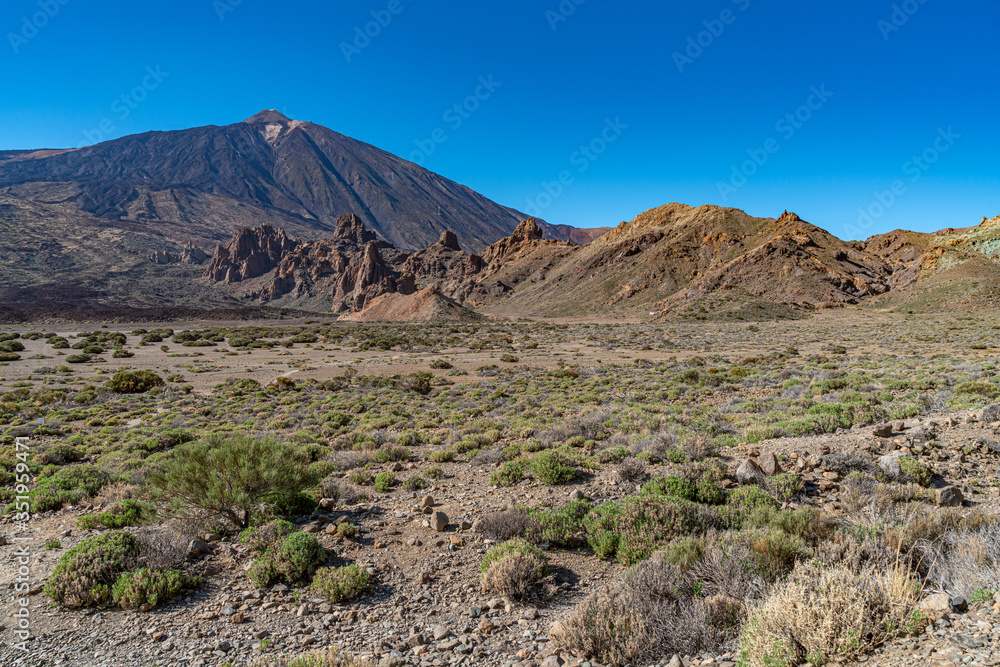 Blick über den Krater auf den Gipfel des Teide-Vulkans auf Teneriffa Blick über den Krater auf den Gipfel des Teide-Vulkans auf Teneriffa