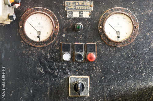 Elektrischer Schaltkasten in einem Galvanisierungsbetrieb photo