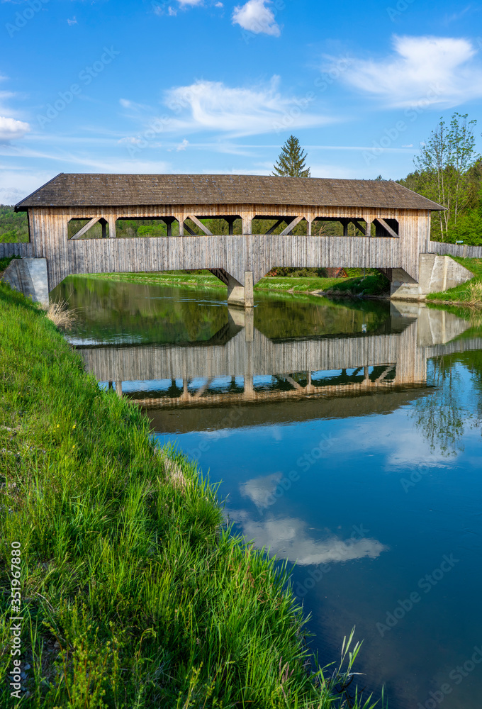 Überdachte Holzbrücke über den Isarkanal, nähe Icking und Schäftlarn bei der Aumühle