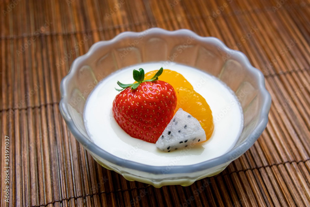 フルーツをトッピングした牛乳プリン フルーツをトッピングした牛乳プリン