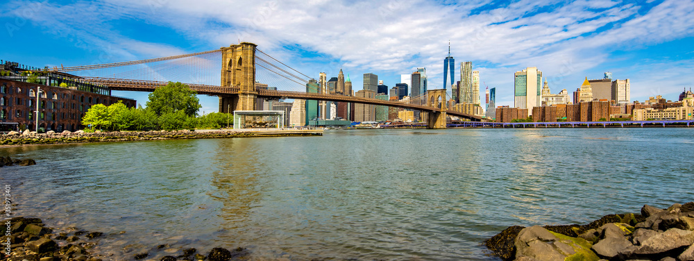 Famous Skyline of downtown New York and Brooklin Bridge