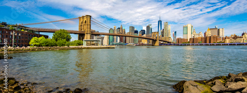 Obraz na płótnie Famous Skyline of downtown New York and Brooklin Bridge w salonie