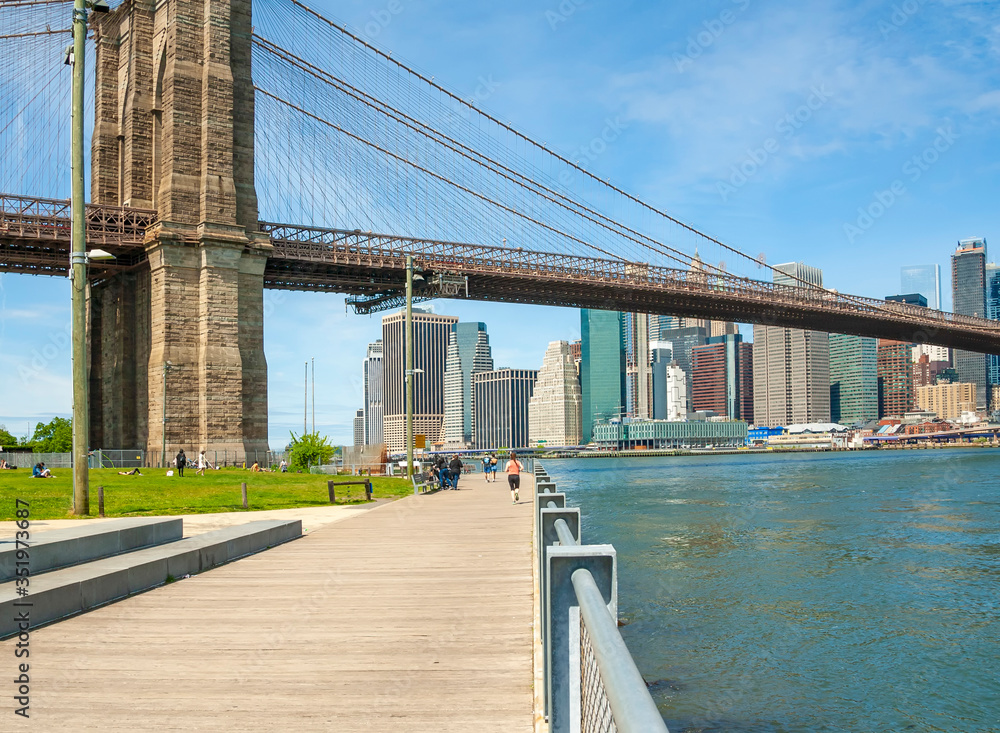 View of downtown Manhattan and Brooklin Bridge