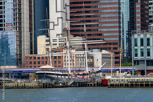 Obraz na płótnie New York City - May 17, 2020:Manhattan view as seen from Brooklyn Bridge Park, New York City w salonie