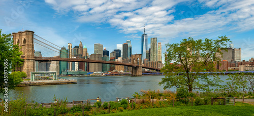 Obraz na płótnie Brooklyn Bridge and Manhattan skyline as seen from Brooklyn Bridge Park, New York City w salonie