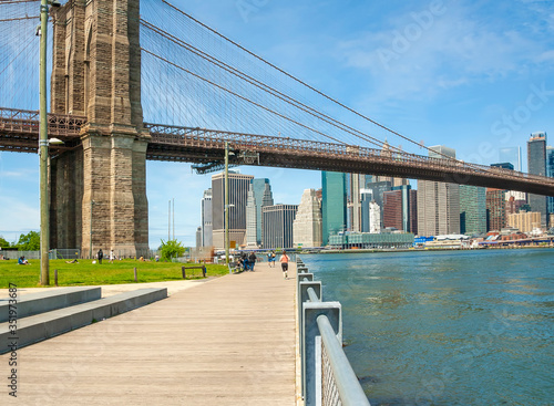 Obraz na płótnie View of downtown Manhattan and Brooklin Bridge w salonie