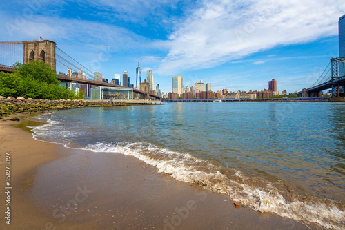 Obraz na płótnie Brooklyn Bridge and Manhattan skyline as seen from Brooklyn Bridge Park, New York City w salonie