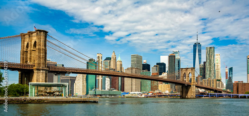 Obraz na płótnie Brooklyn Bridge and Manhattan skyline as seen from Brooklyn Bridge Park, New York City w salonie