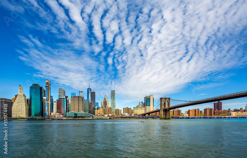 Obraz na płótnie Famous Skyline of downtown New York and Brooklin Bridge w salonie