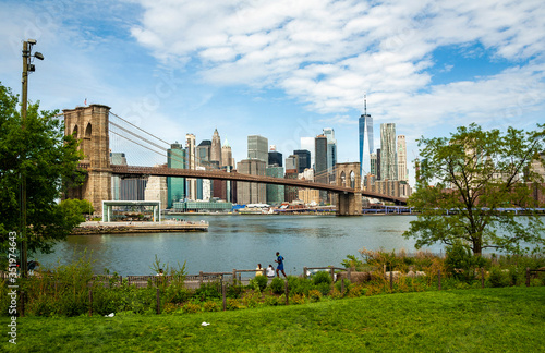 Obraz na płótnie Brooklyn Bridge and Manhattan skyline as seen from Brooklyn Bridge Park, New York City w salonie