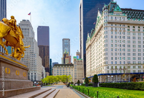 Obraz na płótnie NEW YORK CITY - Apr 17: Grand Army Plaza in New York on April 17; 2020. Grand Army Plaza lies at the intersection of Central Park South and Fifth Avenue in front of the Plaza Hotel in Manhattan. w salonie